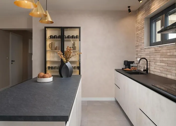 Modern Marija Пакоштане